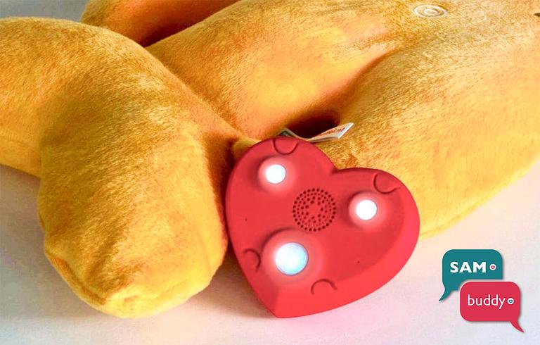 Het hartje van de Vertelknuffel met de knoppen en app Lucht je hart op Vertelknuffel SAMbuddy